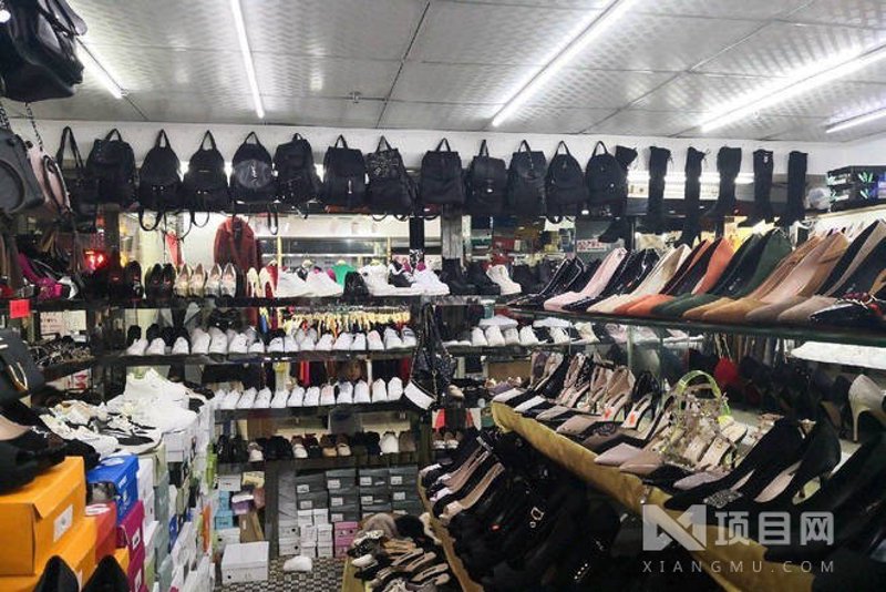 在寻找舒适的鞋子时,批发商往往面临着选择众多品牌与款式的压力。今天就让我们一起看看如何从多个维度挑选适合的舒适鞋。
